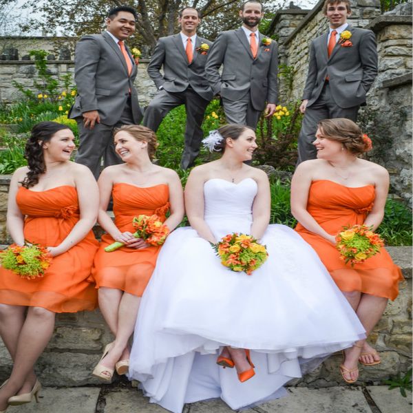 Heißes orangefarbenes, trägerloses Shot-Brautjungfernkleid, gerüschtes, knielanges, billiges Land-Strandhochzeitskleid aus Chiffon mit Blumen und Abschlussball in Übergröße