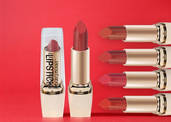 

nourishing lipstick is soft, moist and bright lip gloss is easy to color and does not stick to cups