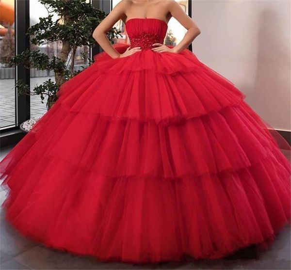 2020 Gonna a strati rossa Abito da ballo Puffy Abiti Quinceanera Prom Party Senza spalline Applicazioni di perline Abiti da spettacolo per ragazza Abiti dolci 16 QC1490