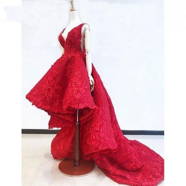 Rote High-Low-Spitze-Abschlussballkleider Abiye Vintage 3D-Blumen-Abendkleider mit tiefem V-Ausschnitt bescheidene Rüschen arabisches formelles Partykleid