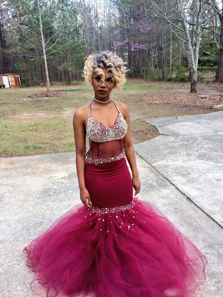 

2019 new modern sparkly arabic burgundy prom dresses with crystals bling beaded spaghetti strap puffy mermaid evening party gowns, Black