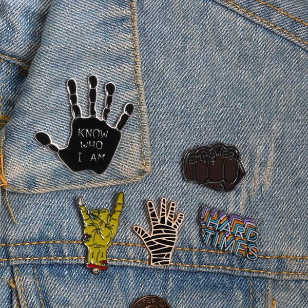 

панк коллеки black бѬои мал pins rock hand gesture кђлак pins знаки мђжкие денима джин