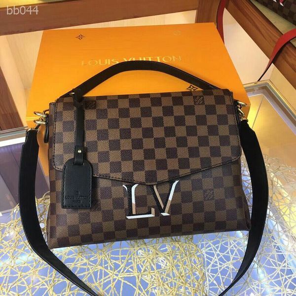 

autumn and winter explosion models first layer of leather handbags women 2019 new portable classical bag atmospheric wild messenger bag