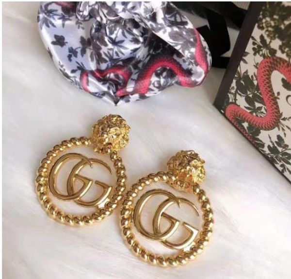 

2019 autumn and winter without pierced gold color twist circle letter ear clip female, Golden;silver