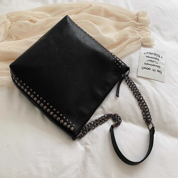 

2020 fashion luxury black chain сумки женщина ковш сумка рука сумка punk стиль rivet crossbody сумка для женщин