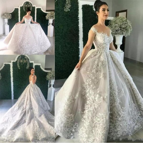 

Ball Gown Wedding Dresses Puffy Court Train Lace Appliques Bridal Dresses with Covered Buttons Closure Vintage Wedding Gowns robes de mariée