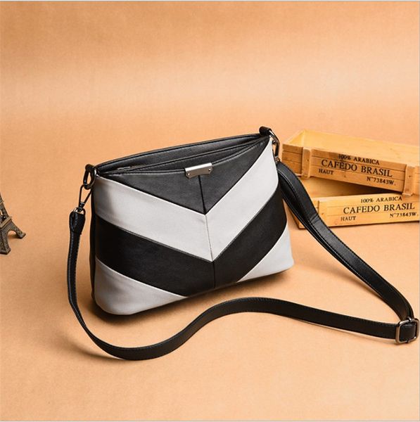 

2020 fashion trend female messenger portable small bag european and american casual designer middle-aged ladies shoulder bag ing