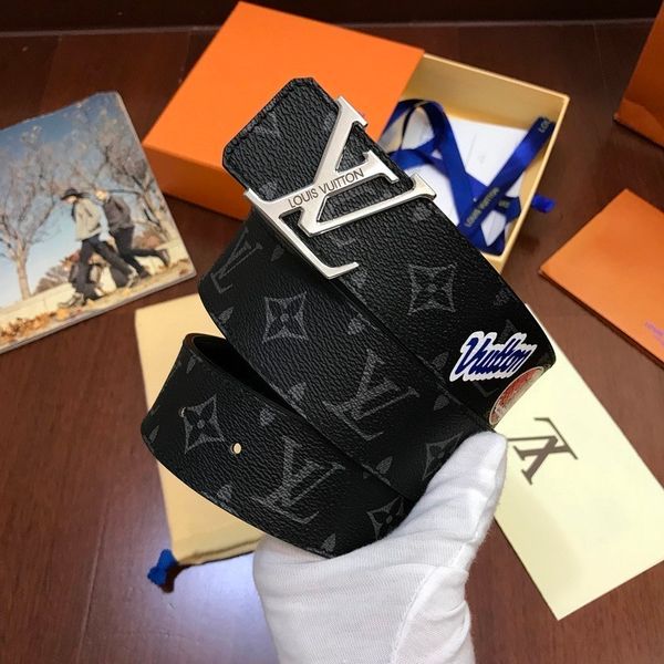 

40-миллиметровый пояс с двухсторонней модной интерпретацией двух классических ве