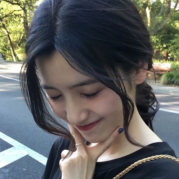 Net Red Eight Character Air Bangs Female Dragon Must Be Divided