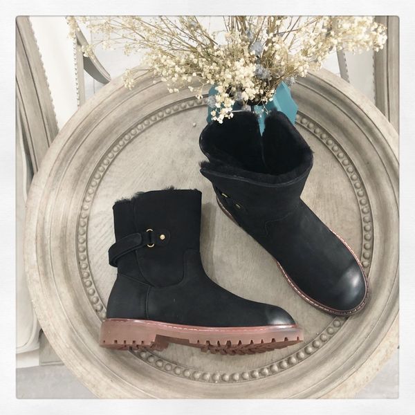 

good price,original designed short snow boots ,brand ankle boots, luxury boots, made by lamb skin, Black