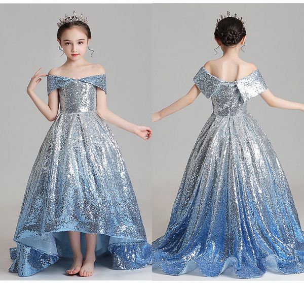 Schöne silberne bis blaue Pailletten-Satin-Festzug-Kleider für Mädchen, schulterfrei, plissiert, kurze Ärmel, kurze Vorderseite, lange Rückseite, Schleppe, Partykleid für Teenager