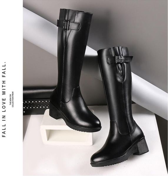 

2020 latest women designer boots martin desert boot flamingos arrow medal leather coarse winter shoes, Black