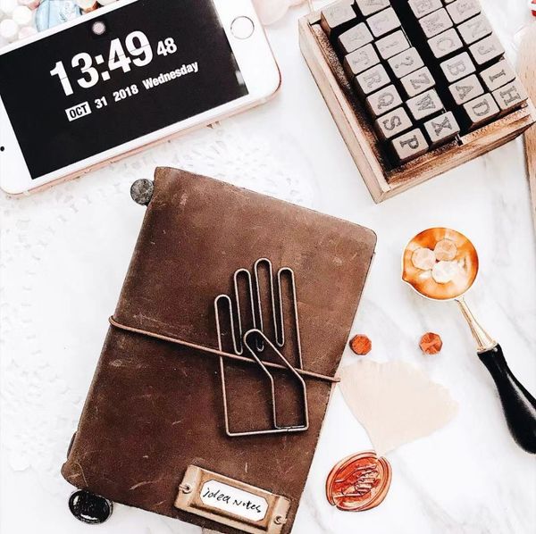 

1 pcs retro hand shape metal bookmark clip book holder memo clip gift stationery escolar papelaria