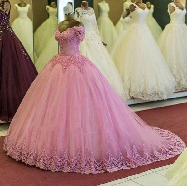 New surpreendente Dusty rosa Bola Vestidos Quinceanera Vestidos Fria ombro Applique Lace Corset Voltar frisada árabe Dubai Prom Party Vestidos