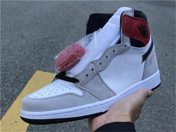 

2020 authentic 1 og high light smoke grey mens basketball shoes retro white black varsity red 555088-126 sports sneakers with box