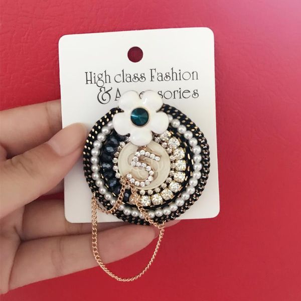 

женщины круглый цветок no5 роскошные брошь pearl rhinestone дизайнер костюма pin отворотом с цепочкой известные ювелирные изделия подарок дл, Gray