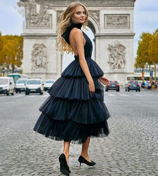 Schöne Neckholder-Rückenfreie Midi-Abendkleider in Dubai mit abgestuftem Tüll in Weiß und Rosa, arabische formelle Kleider, knöchellanges Abschlussball-Partykleid