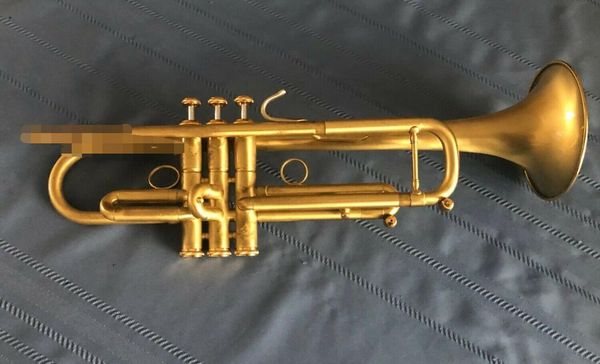 

very nice gold trumpet b flat vintage performance trumpete bb with case, two mouthpiece, gloves, and accessories