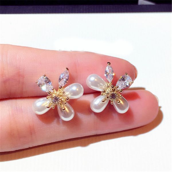 

new korean stud earrings for women gold color rhinestone imitation pearl flower earrings fashion jewelry, Golden;silver