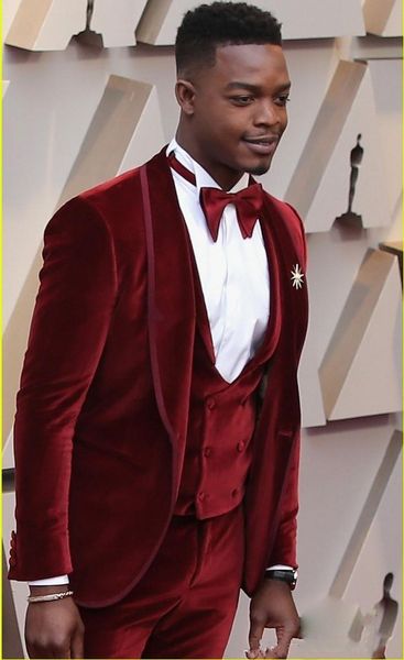 Мода Burgundy Velvet Groom Tuxedos шаль лацкане Groomsmen Свадебное платье Excellent Человек куртка Blazer 3 шт Костюм (куртка + брюки + жилет + Tie) 88