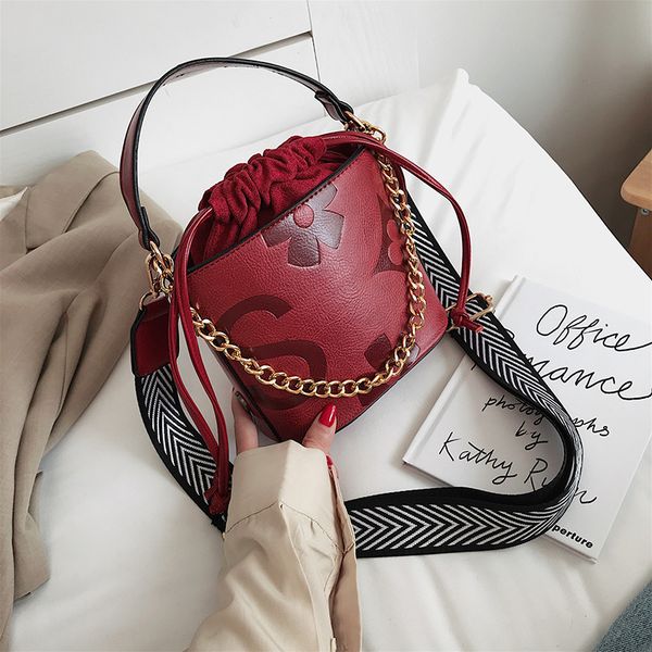 

woman package 2020 tide woman bags retro and versatile simple messenger bag embossed design bucket bag can carry fashion