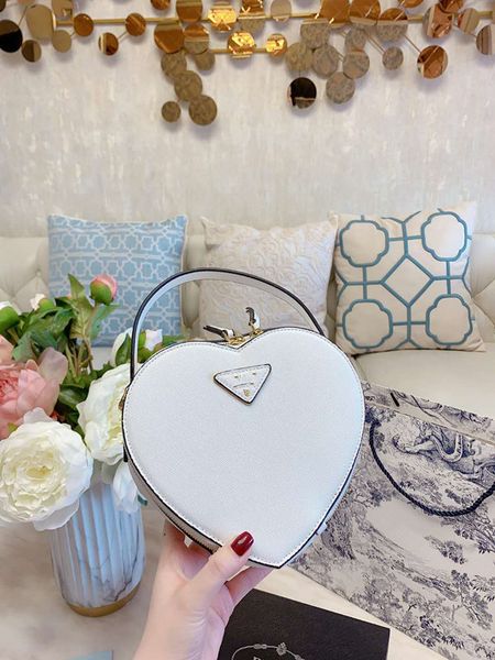 

любовь женщина фонда небольших круглых пакетов в руке накладная натуральная кожаная сумка плечо ведро сумки женщина высокое качество упаковк