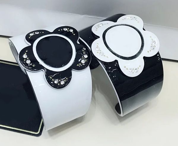 

6.5X4CM черно-белый цветок случайный акриловый браслет Корейский моды горный хруста