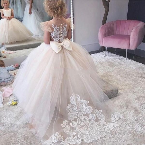 2019 Tüll-Ballkleid-Blumenmädchenkleider für Hochzeit, Flügelärmel, Spitzenapplikationen, Erstkommunion-Kleid, Festzug-Kleider für Mädchen mit Schleife