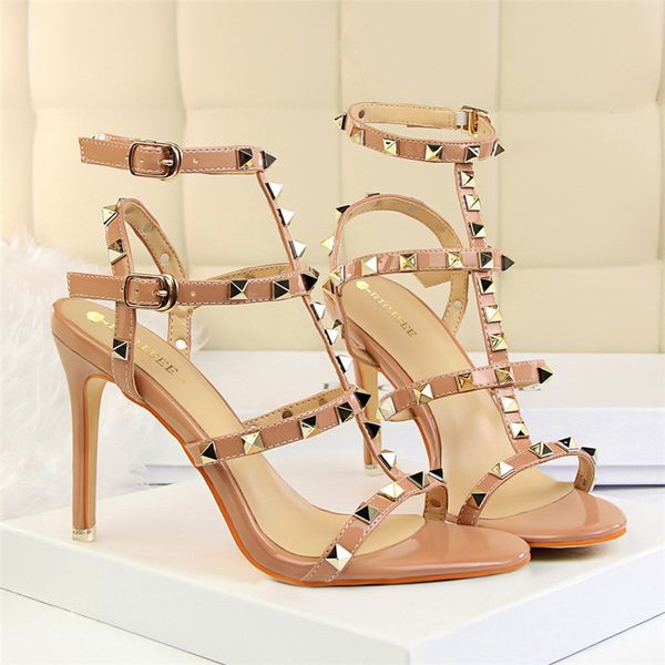 

2019 womens slingbacks designer gladiator sandals women rivet shoes black red nude white italian brand extreme high heels pumps lll