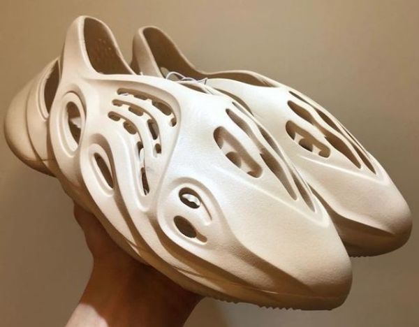 

2020 new foam runner cream white black rubber summer shoes with box size 36-45 v2 shoes,black red shoes