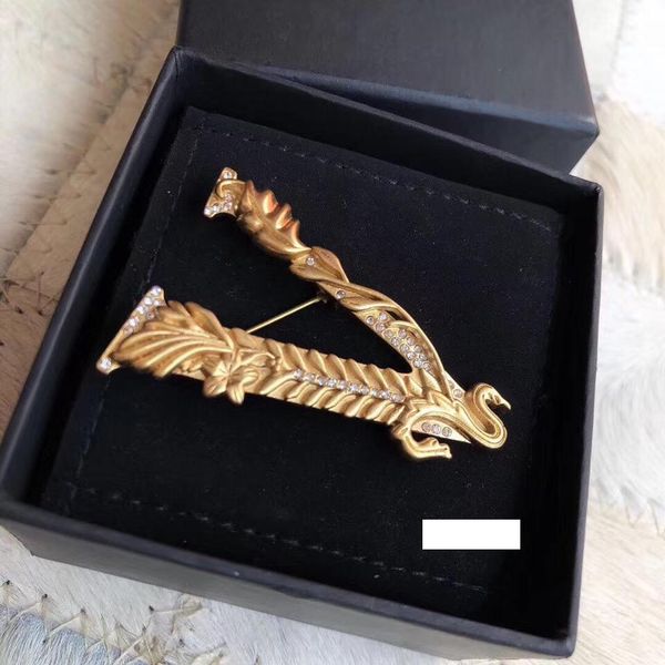 

люкс классический конструктор медь с гальваническим золотом листьев большой алфавит буква v форма брошь для женщин ювелирные изделия, Gray