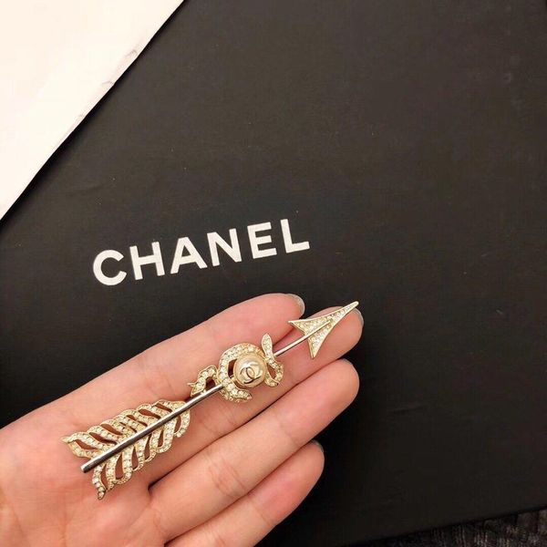 

2020 new fashion accessories ladies party charm elegant classic pearl arrow brooch ibfu, Gray