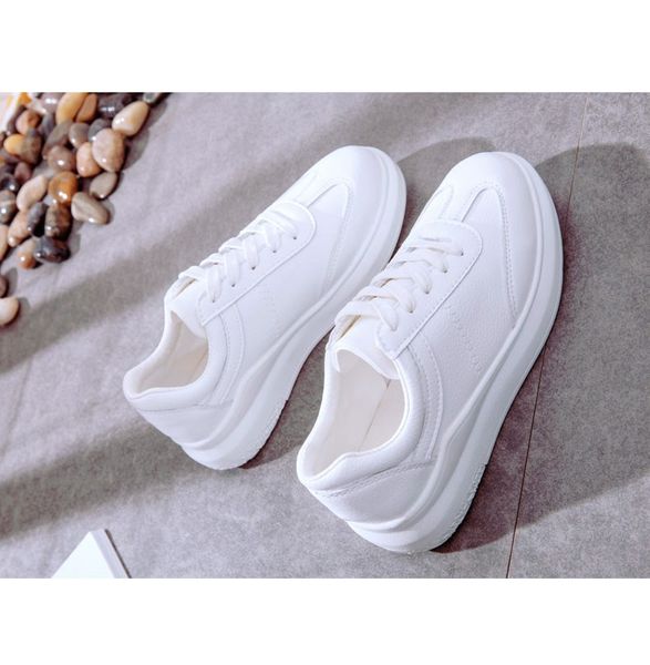 

2019 New HOT Sale Womens Shoes Fashional casuai Sportsda Shoes white Designer Sneakers Walking Jogging Shoes With Box