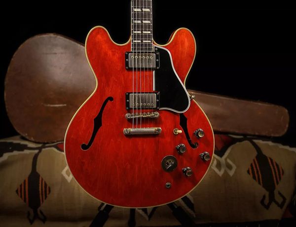 

1961 Custom 345 Trans Cherry Полу-Корпус Джазовая Электрогитара Черная Накладка, Инкрустация Перл Сплит с параллелограммом, Золотые Пикапы Хамбак
