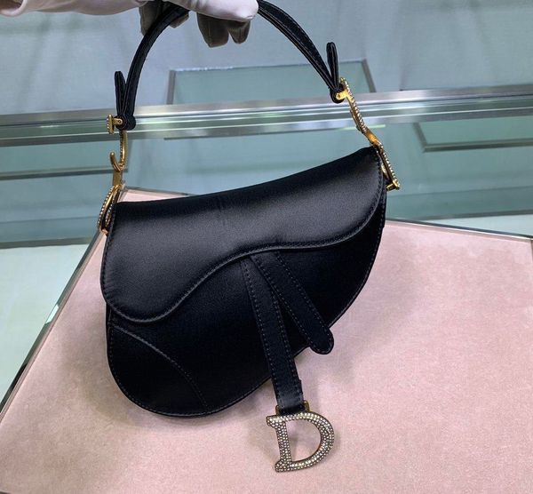 

womens shoulder bag carefully made with a slanted shoulder chain of white-collar ladies must use fashionable caviar size:19.5*16*6.5cm