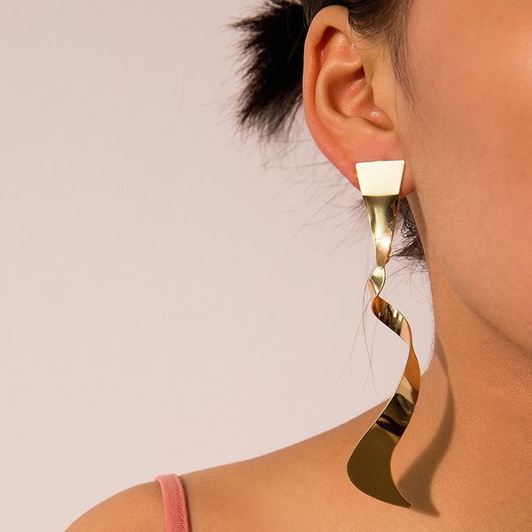 

2019 new fashion simple mirror simple pleated spiral earrings women's earrings party gifts, White