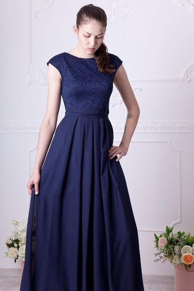 Abiti da damigella d'onore lunghi e modesti in chiffon di pizzo blu scuro scuro con maniche ad aletta Lunghezza al pavimento Abito da damigella d'onore modesto per adulti