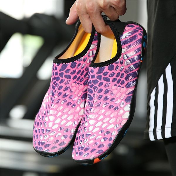 

лето новая пара ног пляж бассейн толстая soled мужские сандалии придерживайтесь кожи non-skid дайвинг плавательные мужская обувь серфинг пля