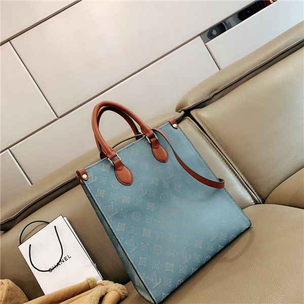

luxurious brands design monogram black blue shopping crossbody clutch bags fashion shoulder men women travel duffel bumbag outdoor handbag
