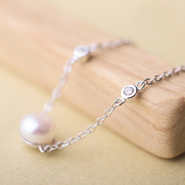 

Korean pearl cat with sweet ears and Diamond Bracelet
