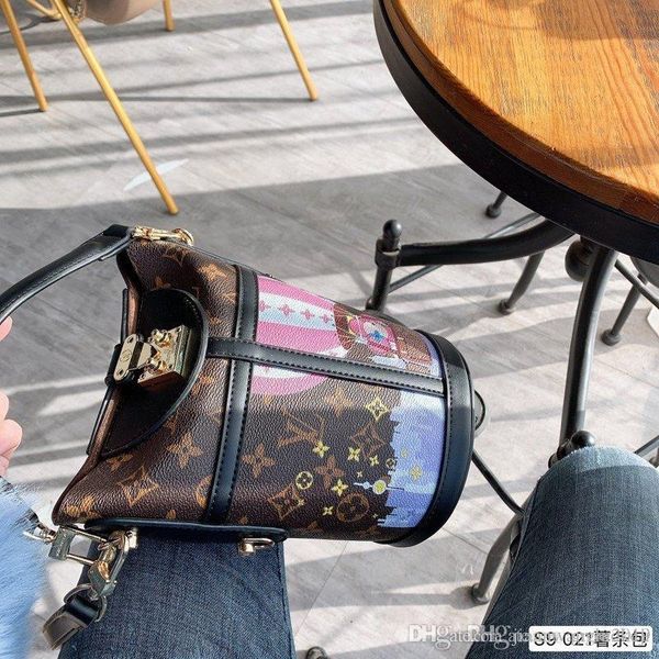 

2020 fashion women handbags ladies design solid color alphabet embroidery bracelet wallet leather chain bag crossbody bags a152