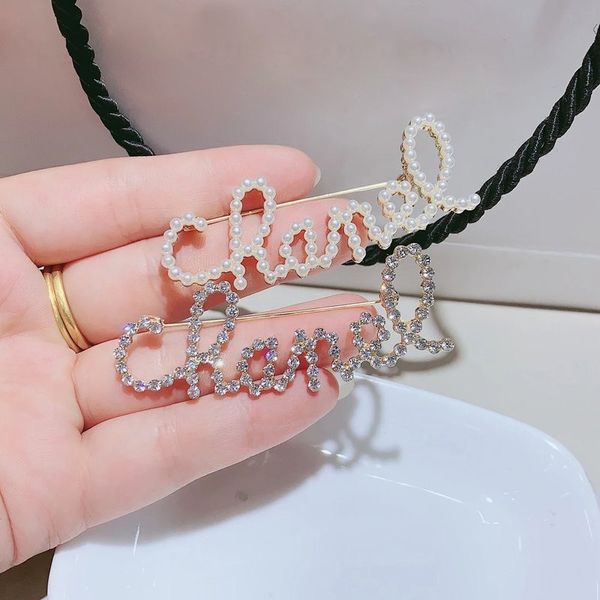 

Женщины Горный Хрусталь Жемчужное Письмо Роскошные Брошь Bling Bling Письмо C Брошь Ко