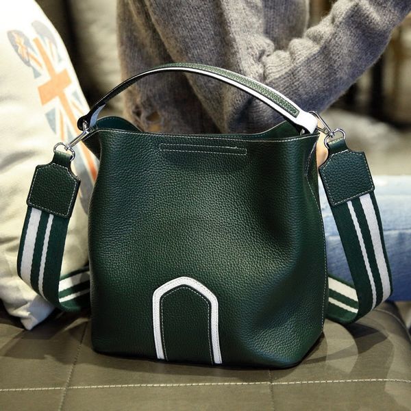 

2019 new head layer leather bucket a female wide shoulder straps single shoulder bag of oblique handbag made