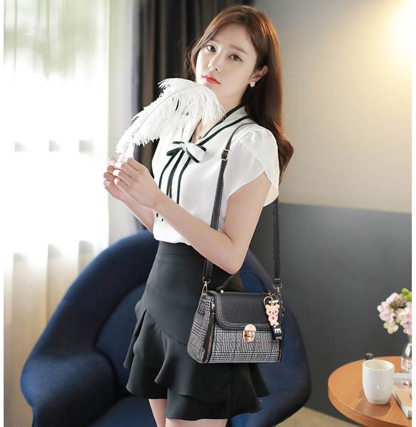 

2019new women's diagonal small bag wild korean retro design bear decorative striped shoulder bag casual handbag