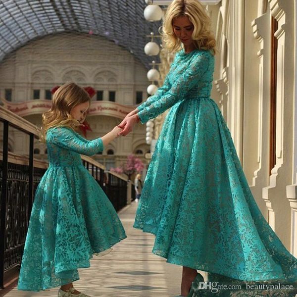 Arabische Ärmel bescheidene Mutter und Tochter hohe Low-Prom-Party-Kleider volle Spitze billig Langarm Hi-Lo formelle Kleider Abendkleider Gewand Robe