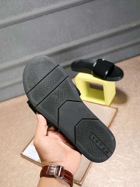

20ss mens womens luxurydesigner beach shoes sandals slide summer fashion shoes cowhide lining black shoes slipper flip flop box qs6 2022604q