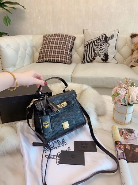 

2020super travel season must-have handbag cross-body bag hardware lock small pendant size :19*15 cm