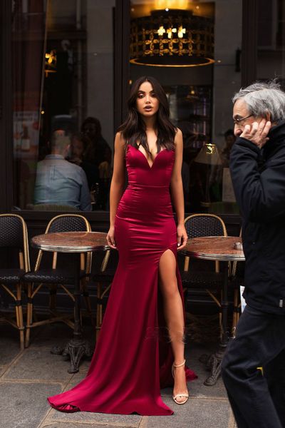 

2019 Sexy V-Neck Sleeveless Mermaid Prom Dresses Sweep Train Burgundy Long Evening Dresses Side Split Formal Dresses