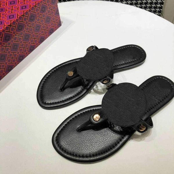 

designer  color hollow out flip flops suitable for wearing rubber sandals, wear - resistant slippers in summer indoo, Black