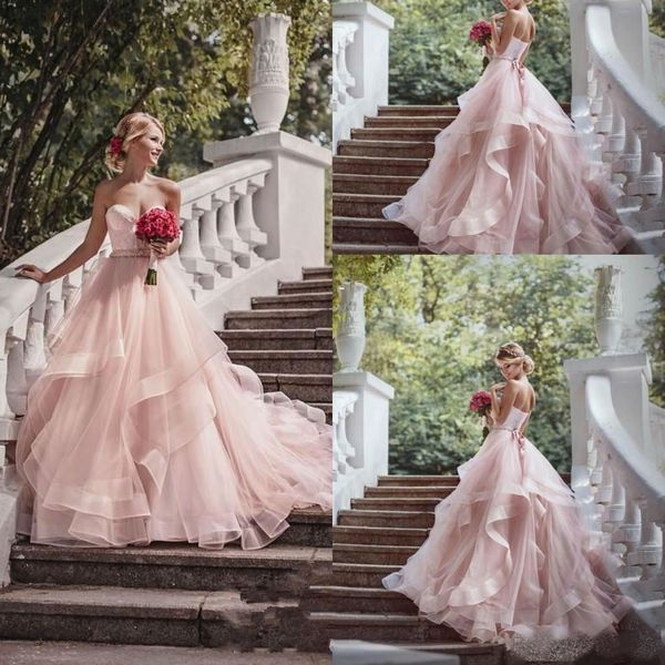 2019 Abiti da sposa rosa cipria con nastro Sweetheart Pizzo Perline Tiered Ruffles Boho Abiti da sposa robes de mari￩e